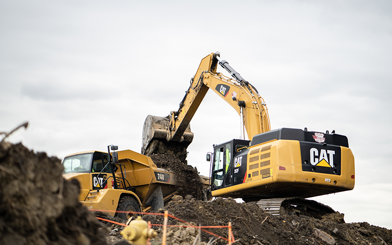WITECH's Excavator Lifting Dirt to Dumptruck